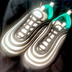 LIKE NEW mens size 9 Nike air max 97